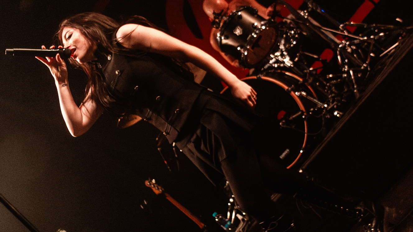 20260312-againstthecurrent-chrisatconcerts-melomaniacs-10
