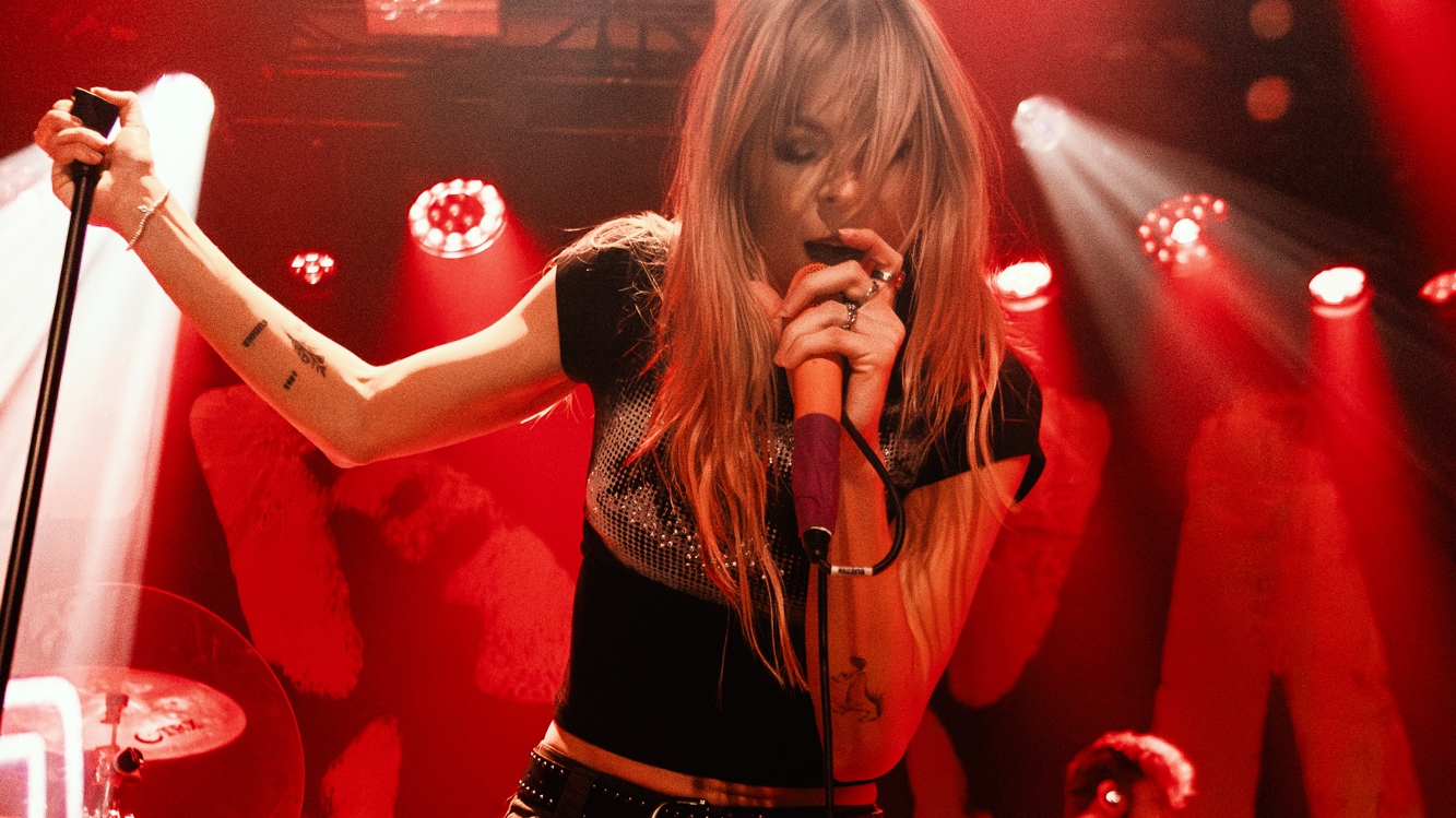 20260428-tayloracorn-chrisatconcerts-first3noflash-10